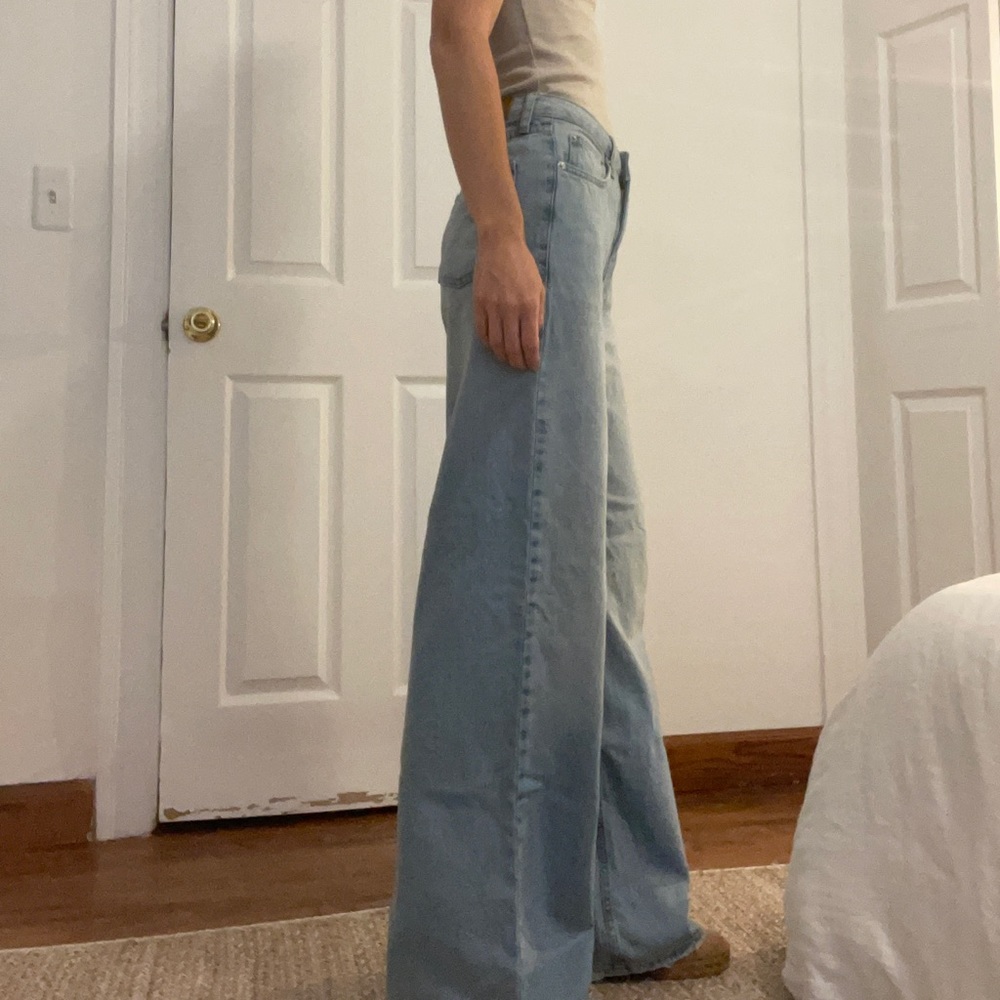 Urban Outfitters light wash puddle jean size 25